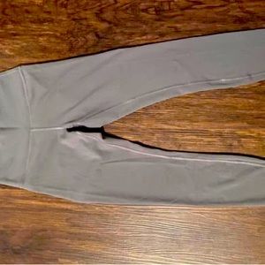Size 6 LuLulemon wunder train leggings. Olive green